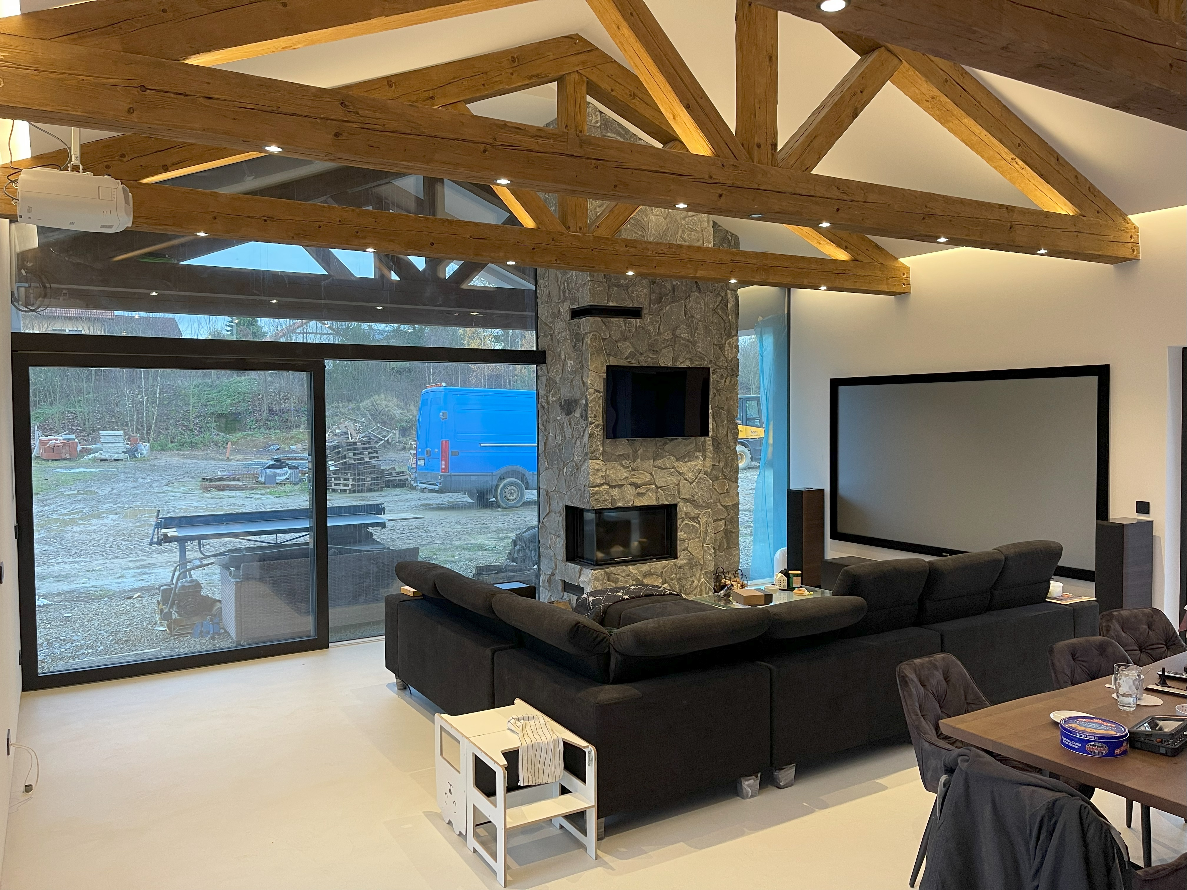 6. Projektor vlevo, projekční plátno Kauber Peak S, u stropu Focal Dome Flax bílé, na podlaze sestava Focal Aria.